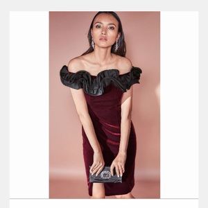 Aidan Mattox GREEN 💚off shoulder velvet cocktail dress